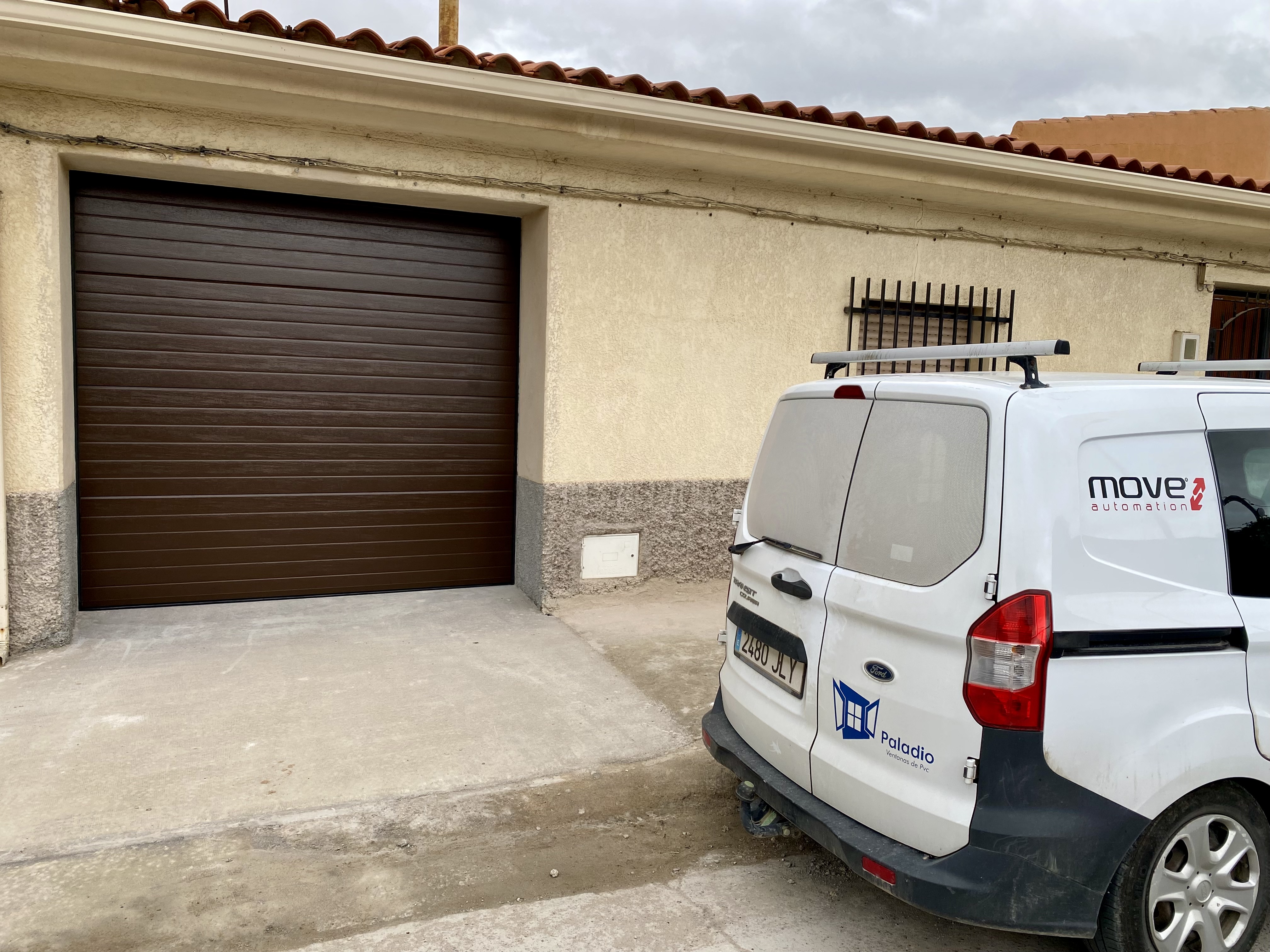 Técnico realizando mantenimiento